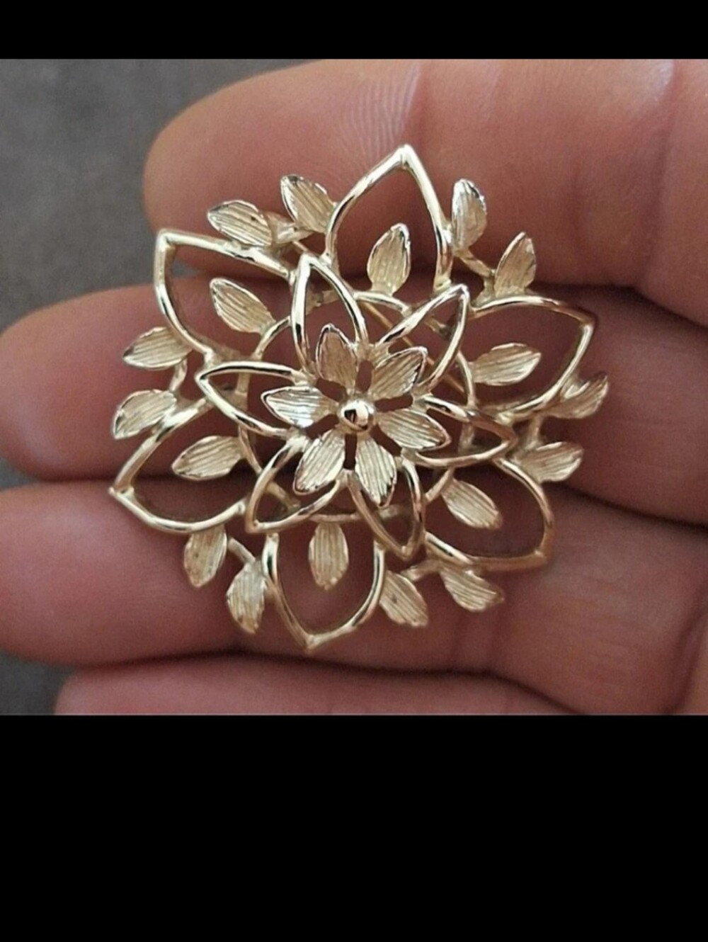 Beautiful Vintage 1962 Signed Sarah Coventry Petalure Gold Tone Flower Pin